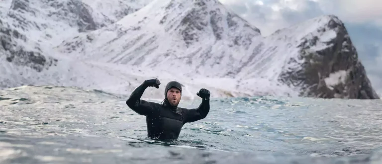 Chris Hemsworth, swimming in ice cold water