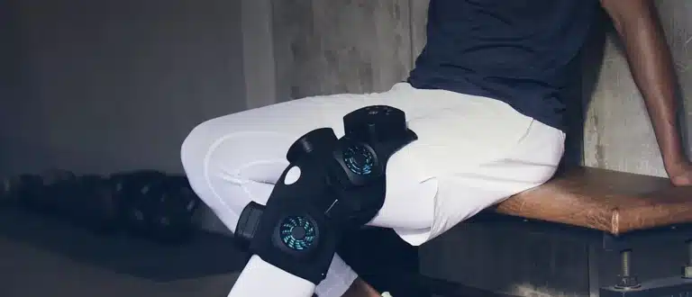 man wearing Therabody RecoveryTherm Knee Massager