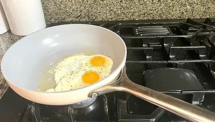 Cooking eggs sunny side up in frying pan