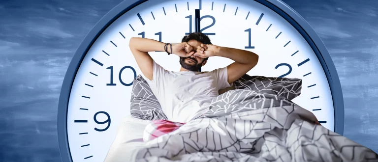 Man wakes up in front of clock | Is 6 hours of sleep enough?